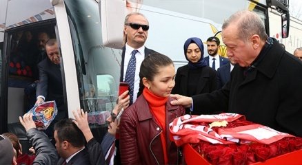 Cumhurbaşkanı Erdoğan, Bolu’da çocuklara hediye dağıttı