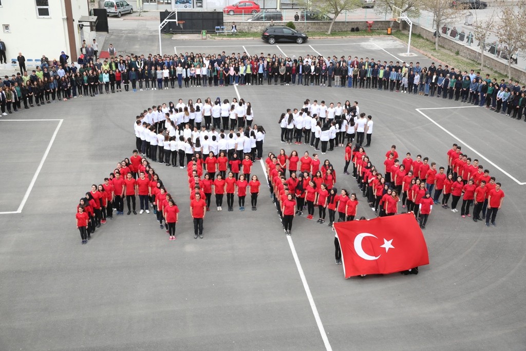 Liseli öğrencilerden duygulandıran Afrin gösterisi