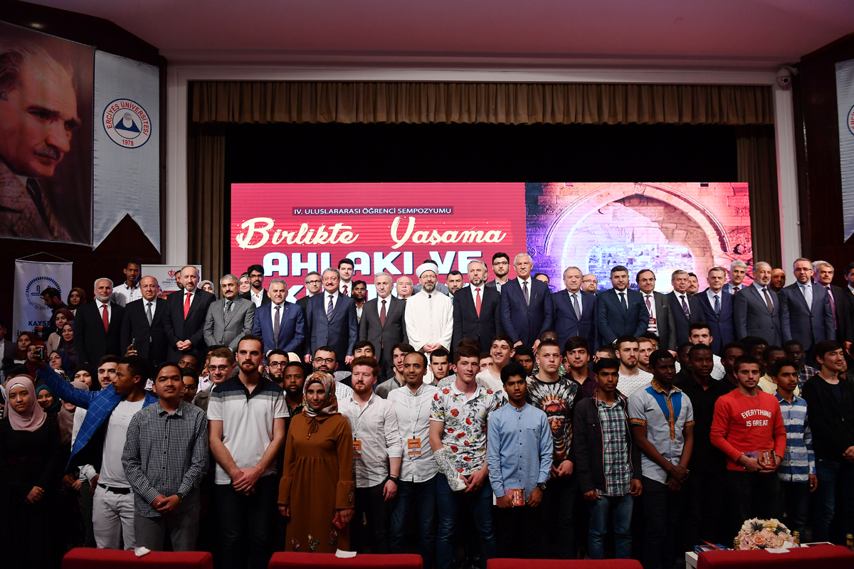 “BİRLİKTE YAŞAMA AHLAKI VE KÜLTÜRÜ” KONULU  IV. ULUSLARARASI ÖĞRENCİ SEMPOZYUMU KAYSERİ’DE BAŞLADI