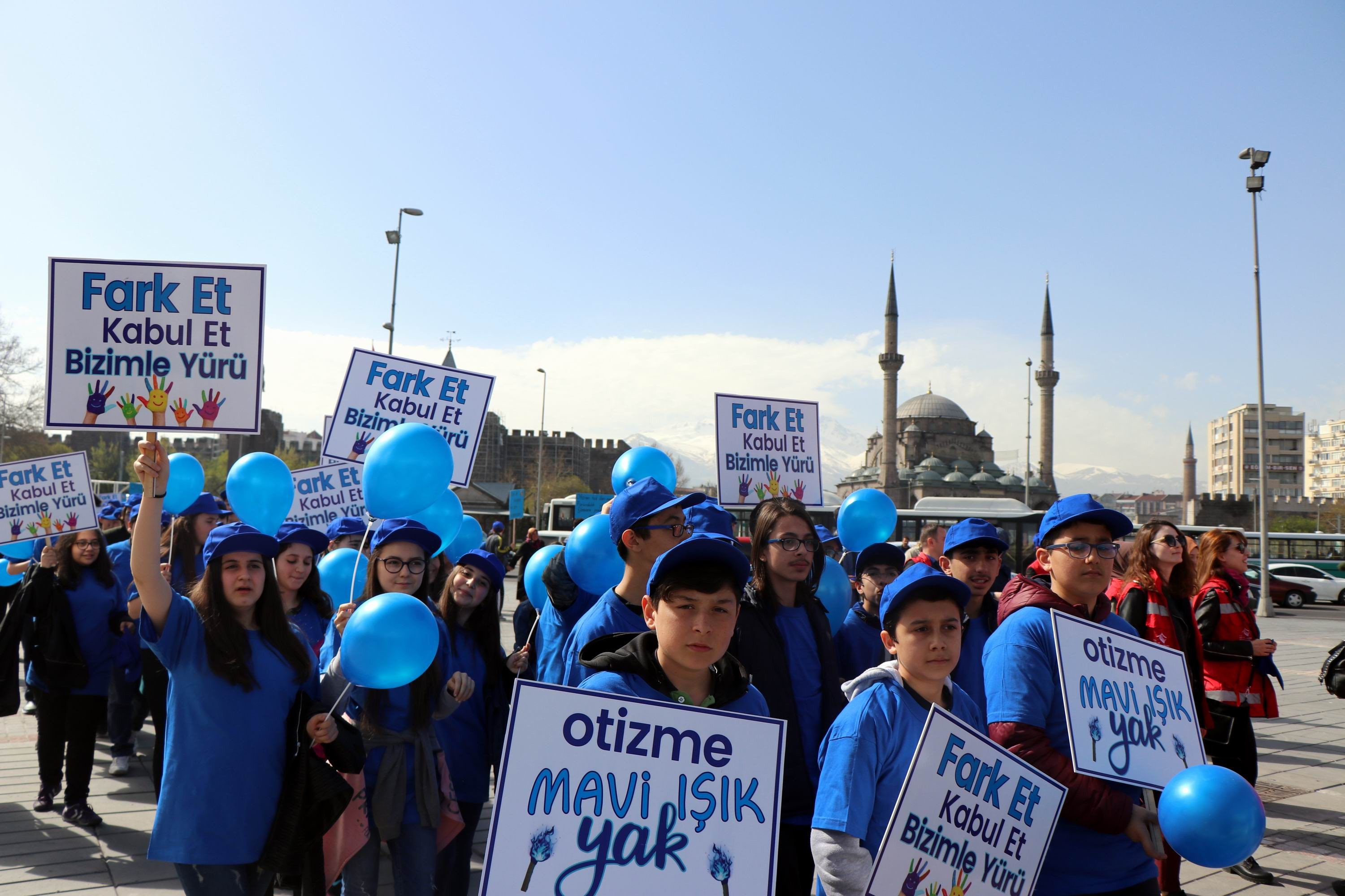 Otizme dikkat çekmek için yürüdüler