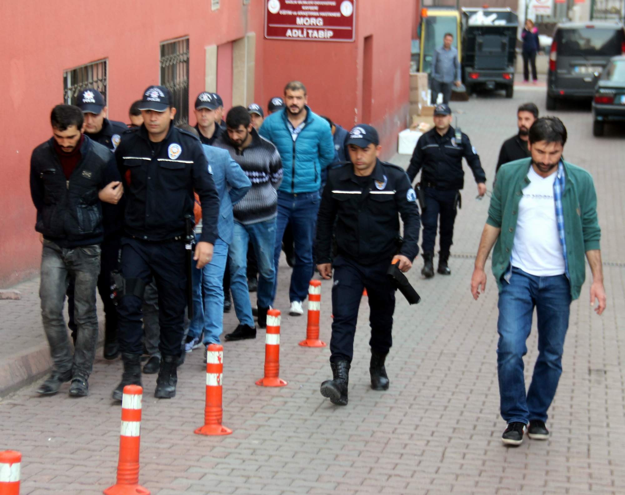 Uyuşturucu operasyonunda gözaltına alınan 8 kişi tutuklandı