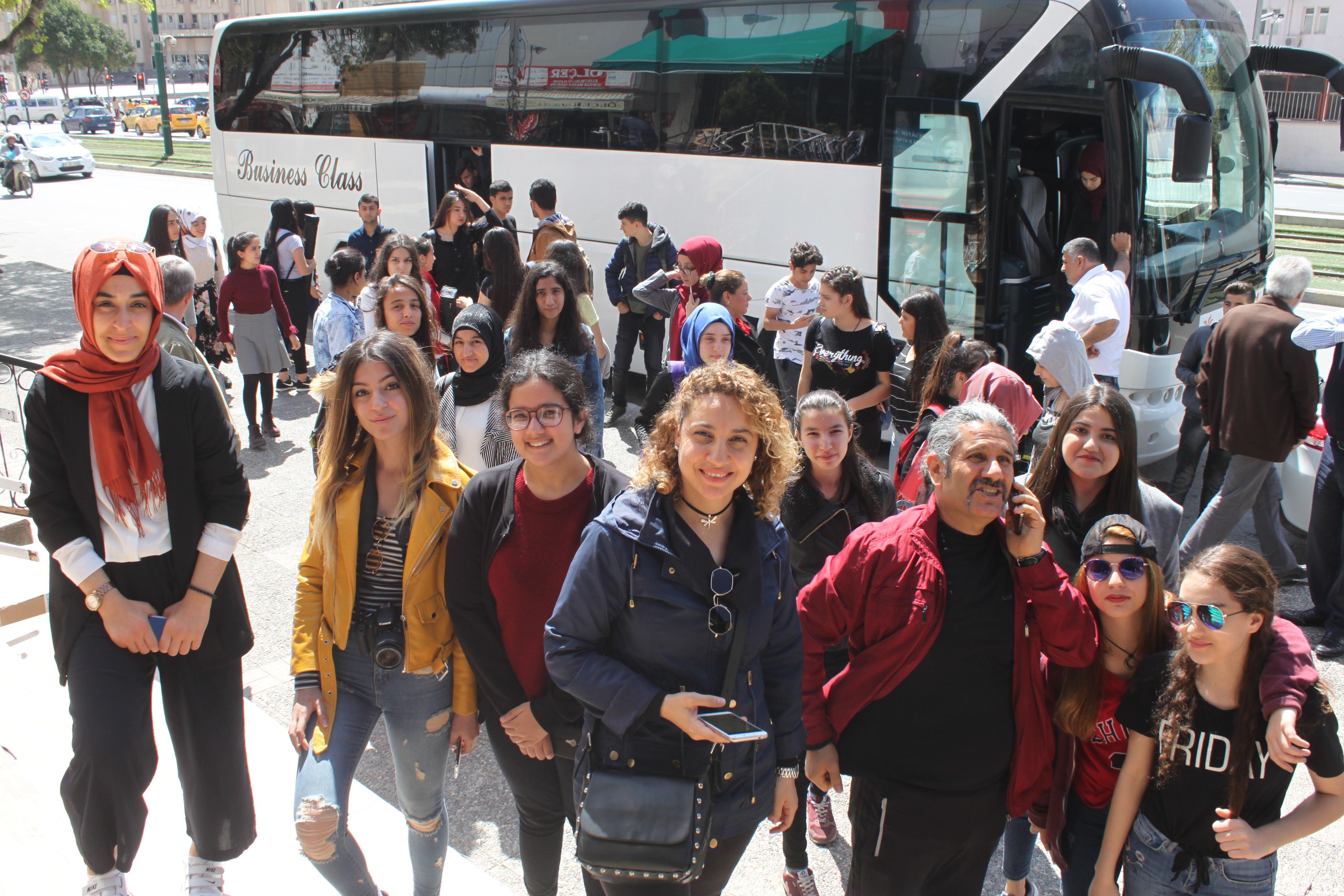 Polis hem teröristle hem de terörü ortaya çıkaran şartlarla mücadele ediyor