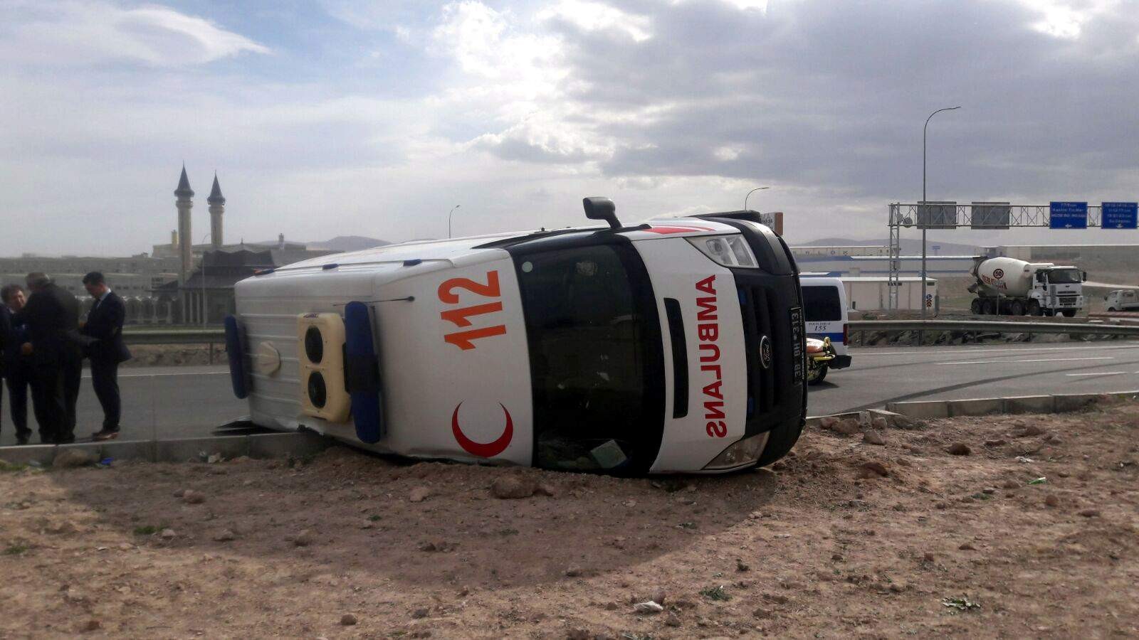 Hamile kadını taşıyan ambulans devrildi: 6 yaralı