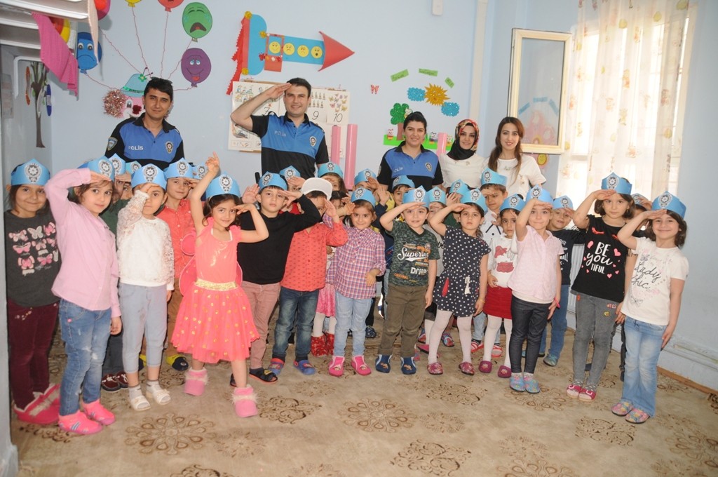 Cizre’de polis, minik öğrencilere kendini tanıttı