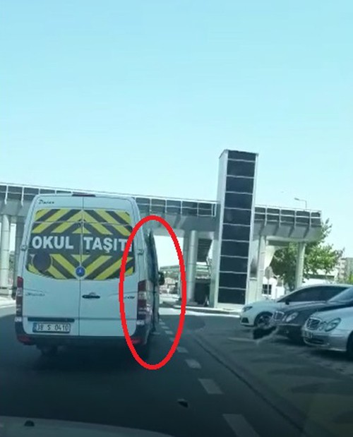 Öğrenci servisi trafikte kapısı açık şekilde ilerledi