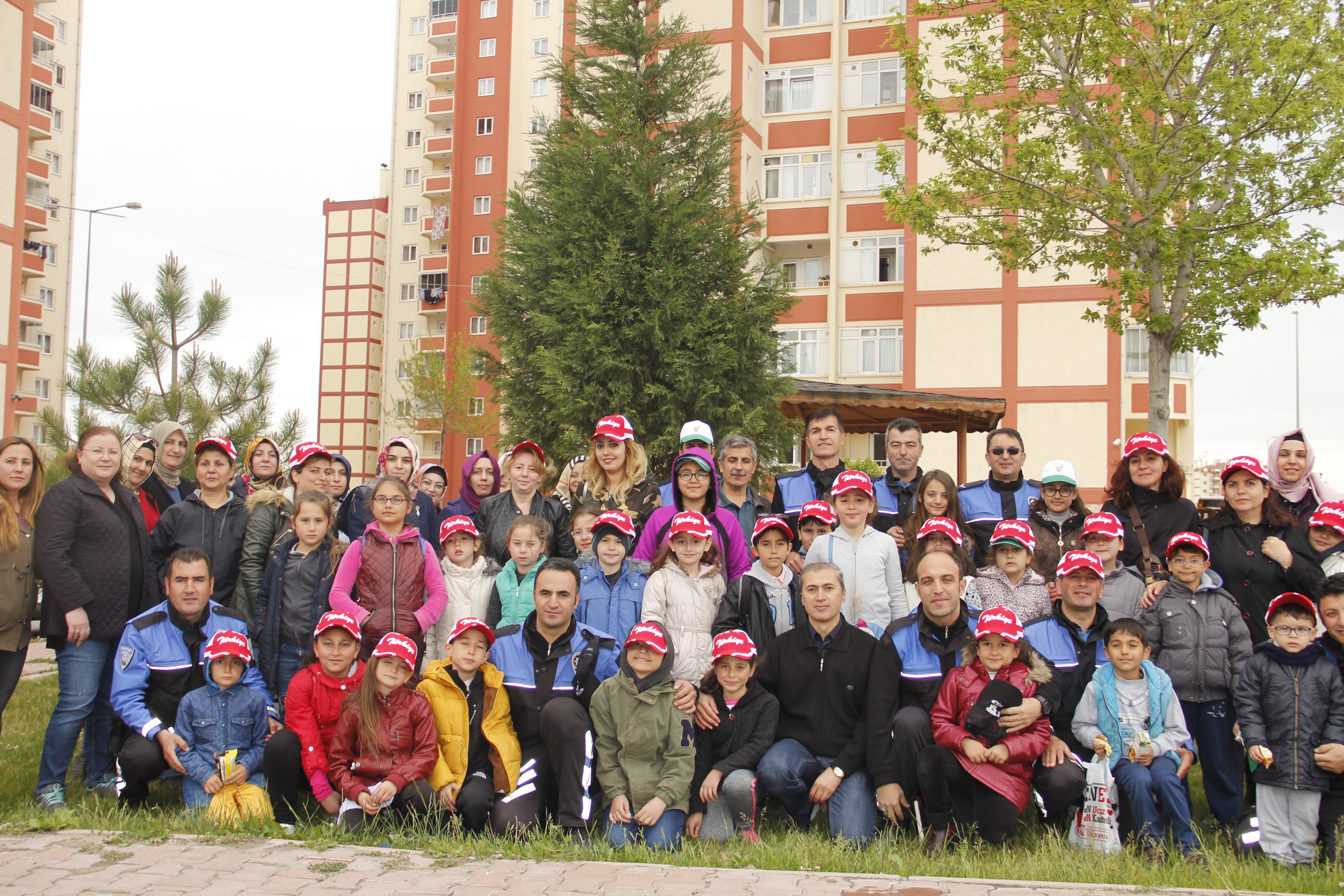 Sokaktan madalyaya uzanan çocuklar, 500 fidanı toprakla buluşturdu