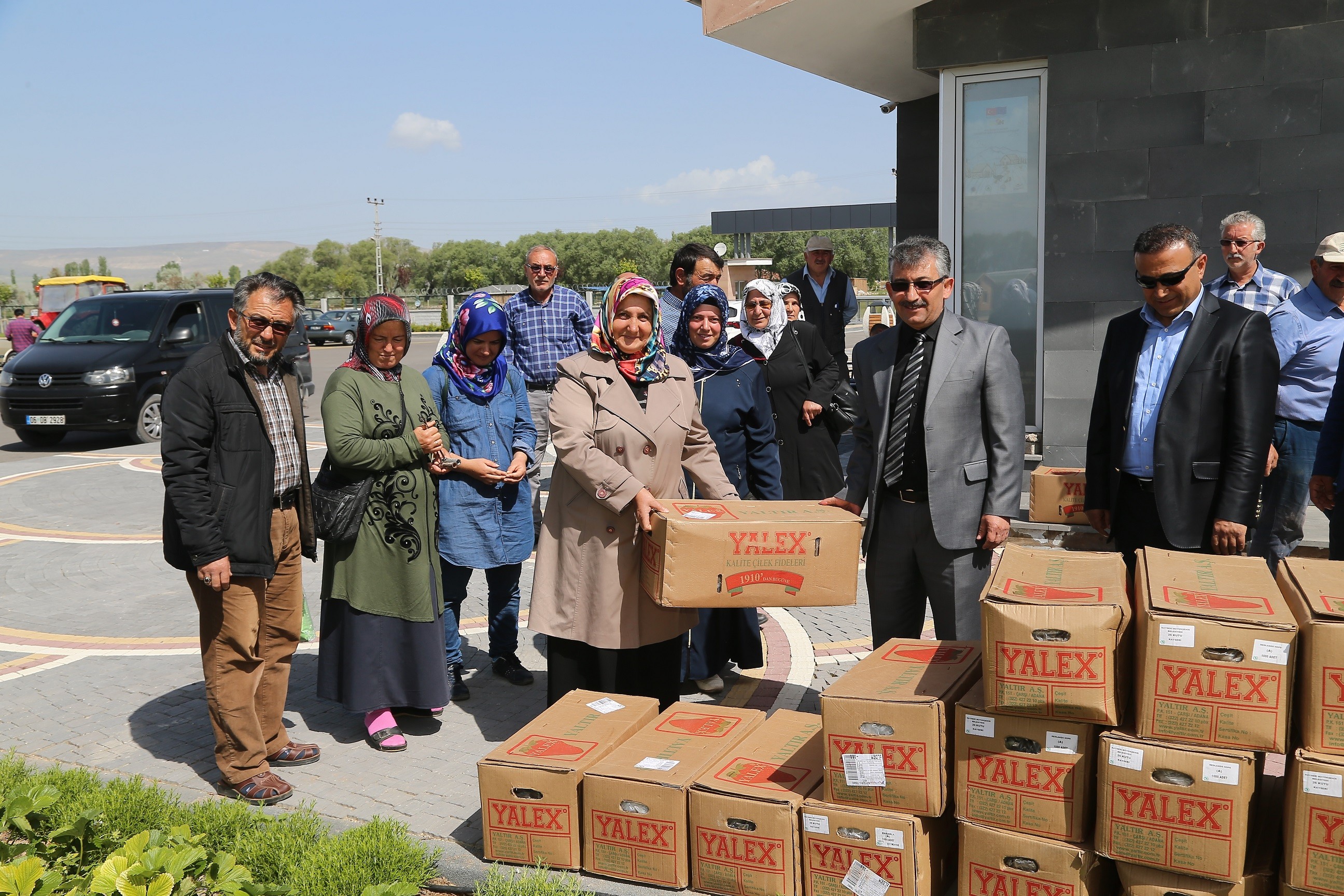 Doğal Ürünler Bahçesi’ndeki üreticilere çilek fidesi dağıtıldı