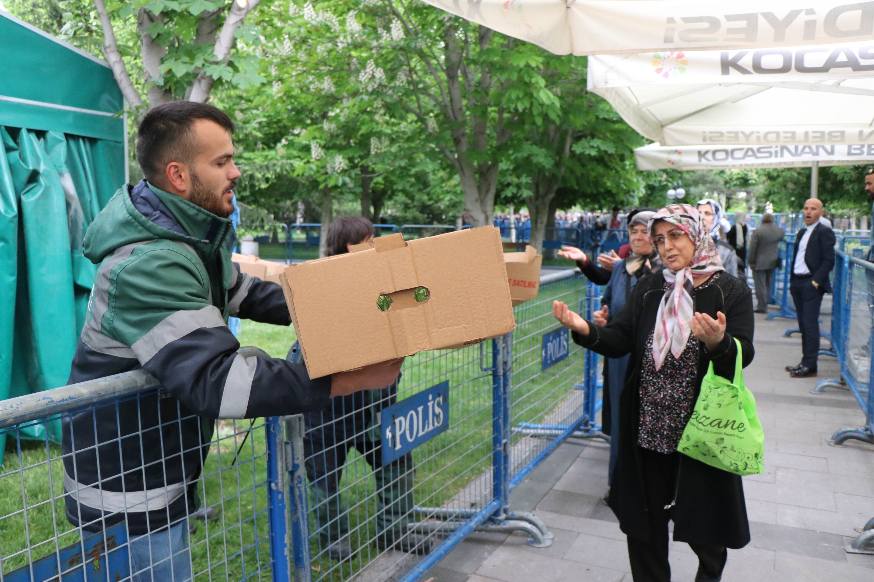 Domates fidesi için metrelerce kuyruk oluşturdular