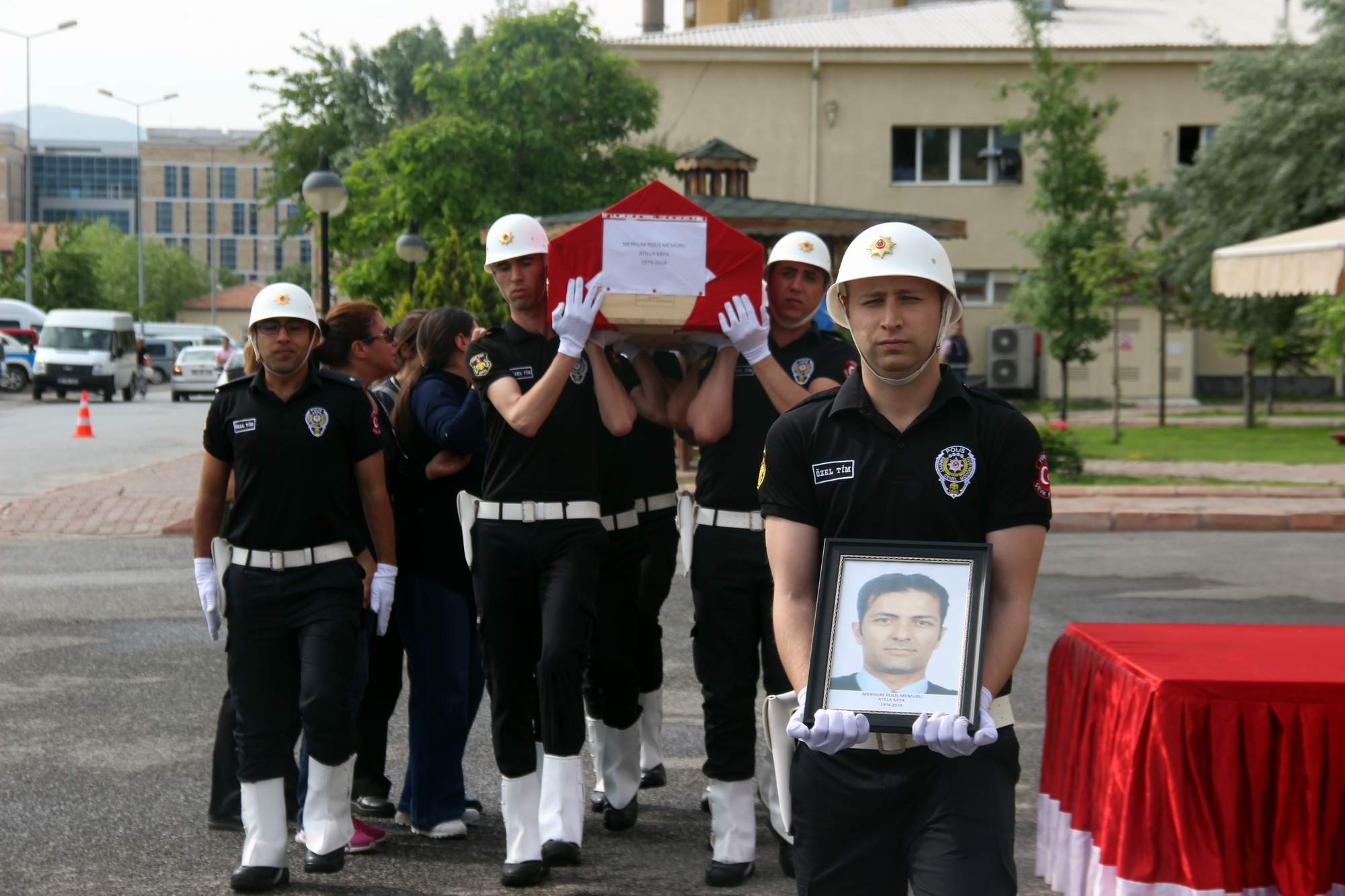 Kalp krizinden hayatını kaybeden polis memuru toprağa verildi