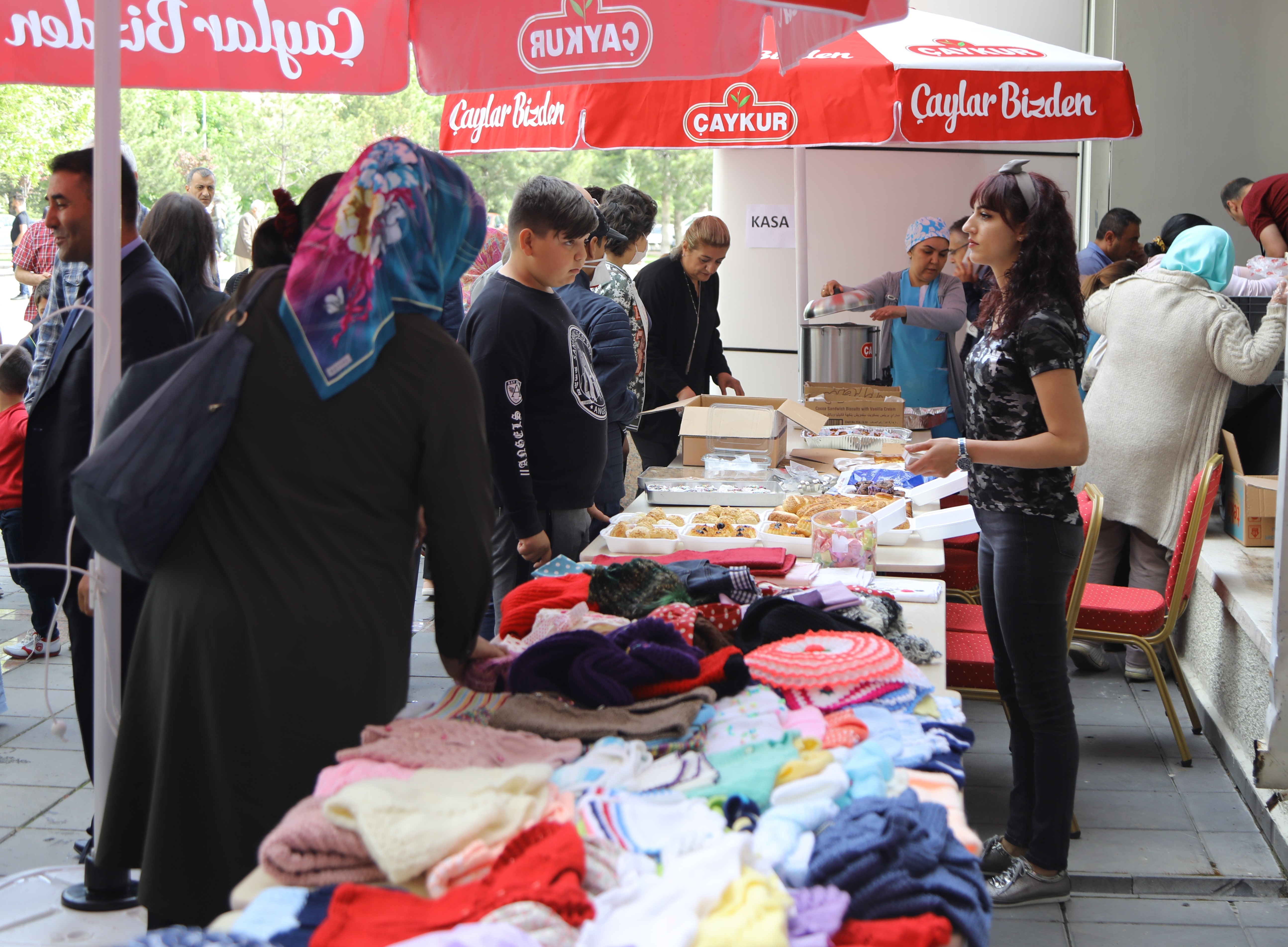 ERÜ Çocuk Hastanesi’nde Maddi Durumu İyi Olmayan Çocuklar Yararına Kermes Düzenlendi