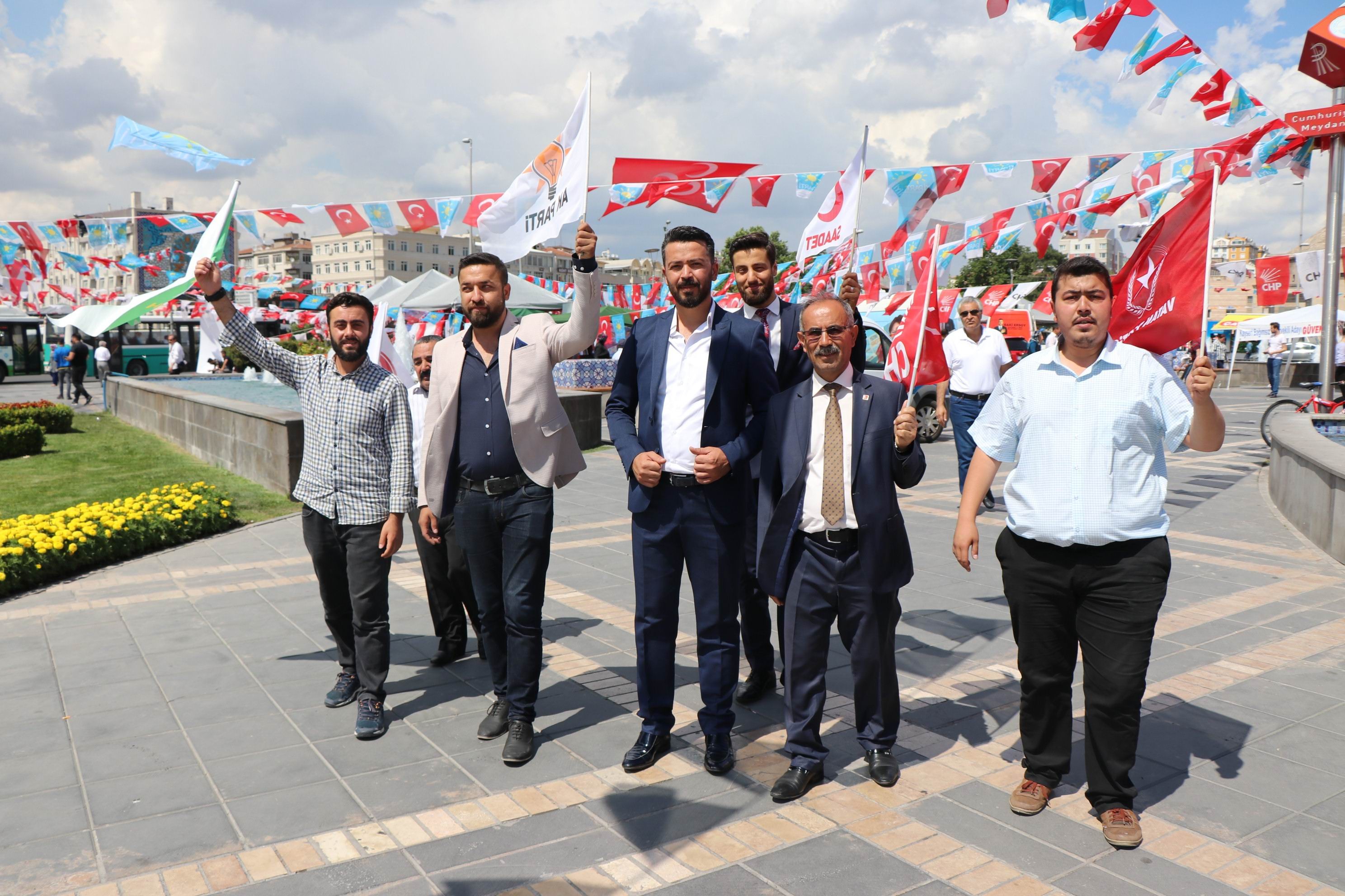 7 parti temsilcisi birleşti, parti stantlarını gezdi