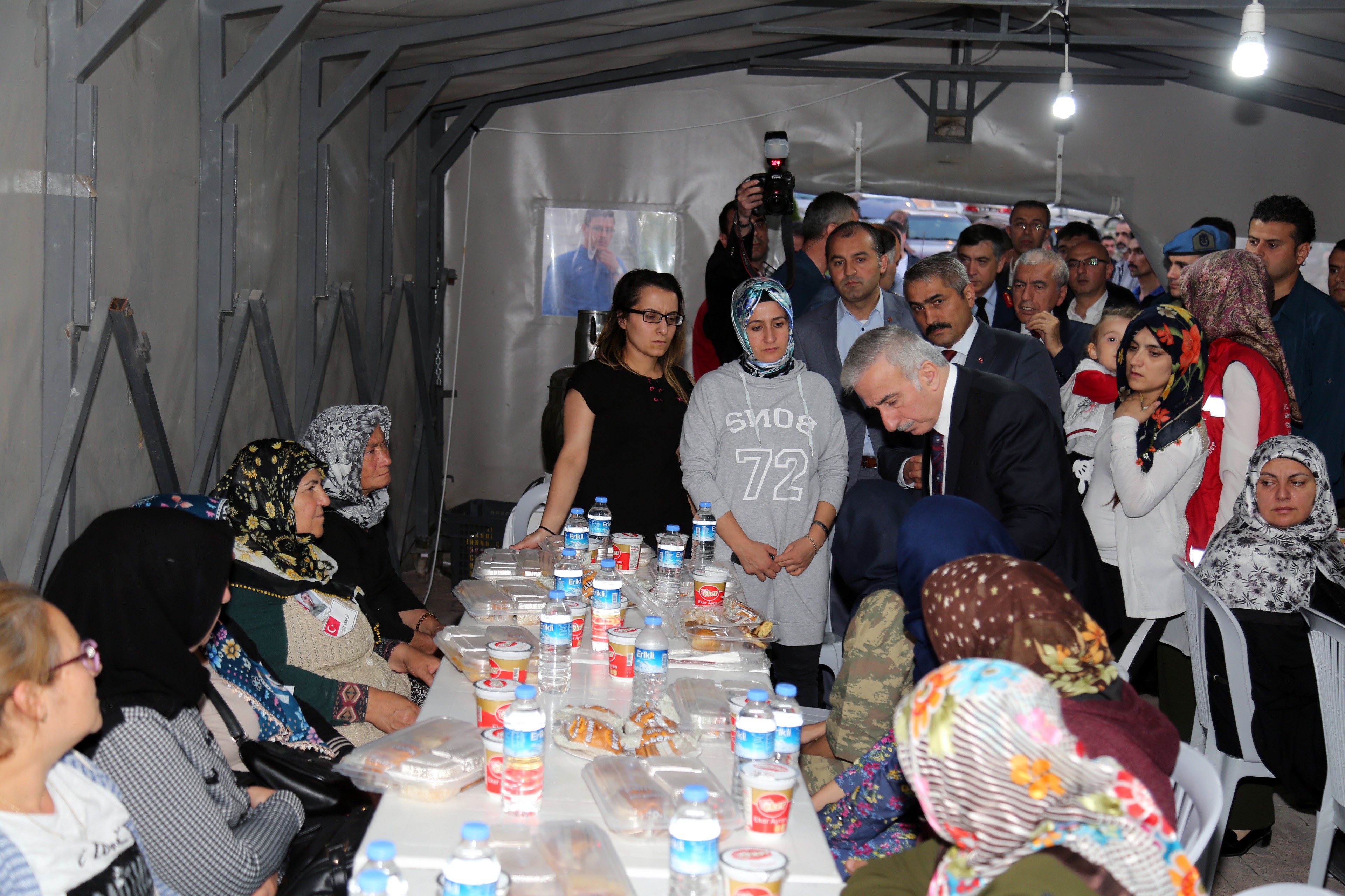 Vali Kamçı Şehit Orhan Özkan’ın ailesini ziyaret etti