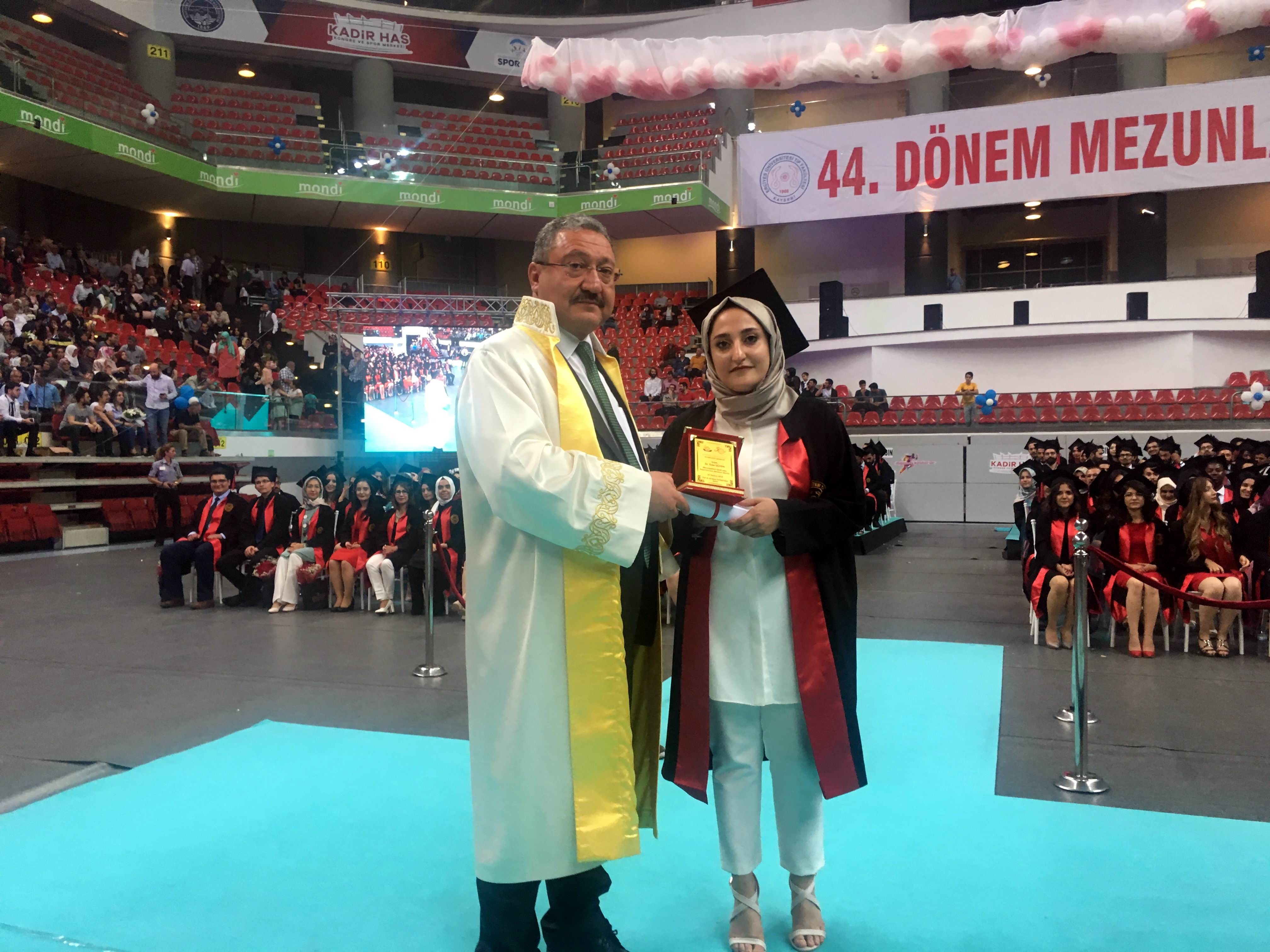 Diplomasını Rektör olan babasının elinden aldı