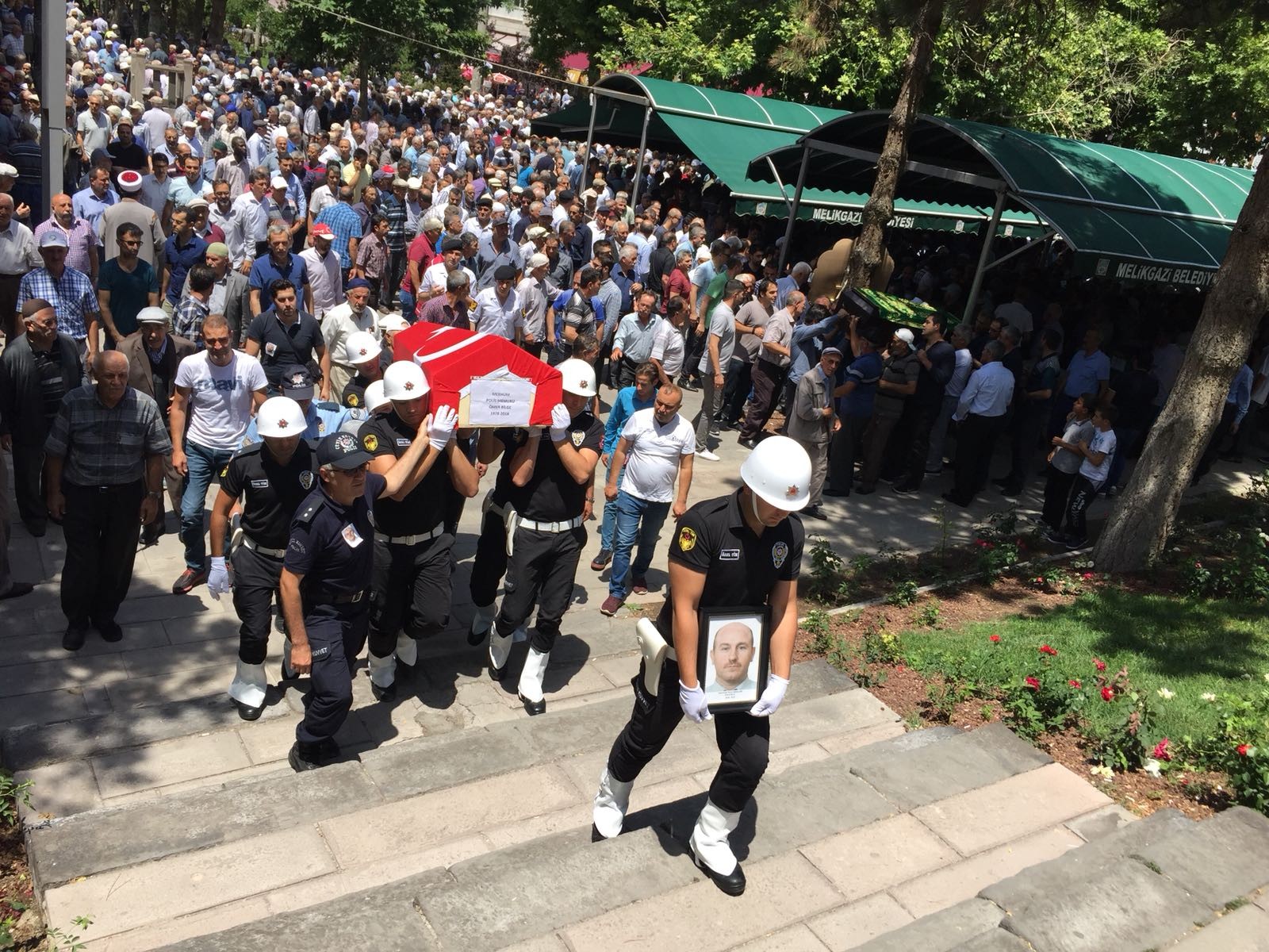 Trafik kazasında hayatını kaybeden polis memuru son yolculuğuna uğurlandı