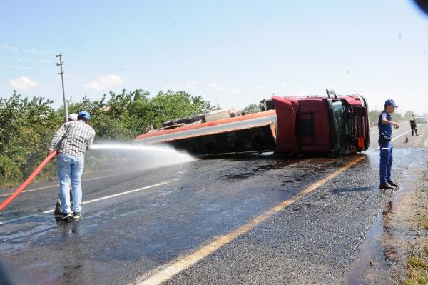 Sürücü arı sokunca bayıldı, tanker devrildi