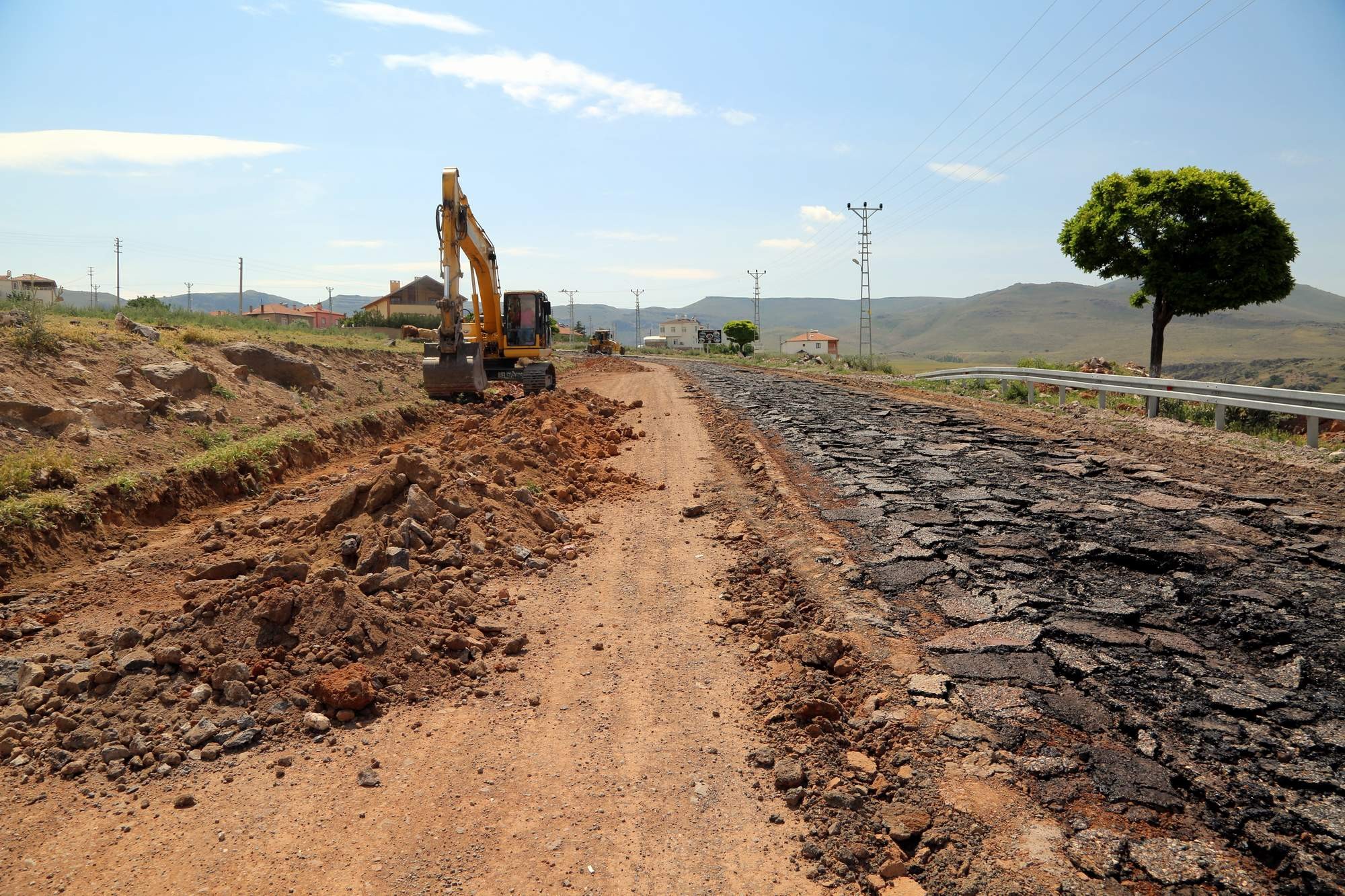 Develi Güney Yukarı mahallesinde yol genişletme çalışmaları tamamlanıyor