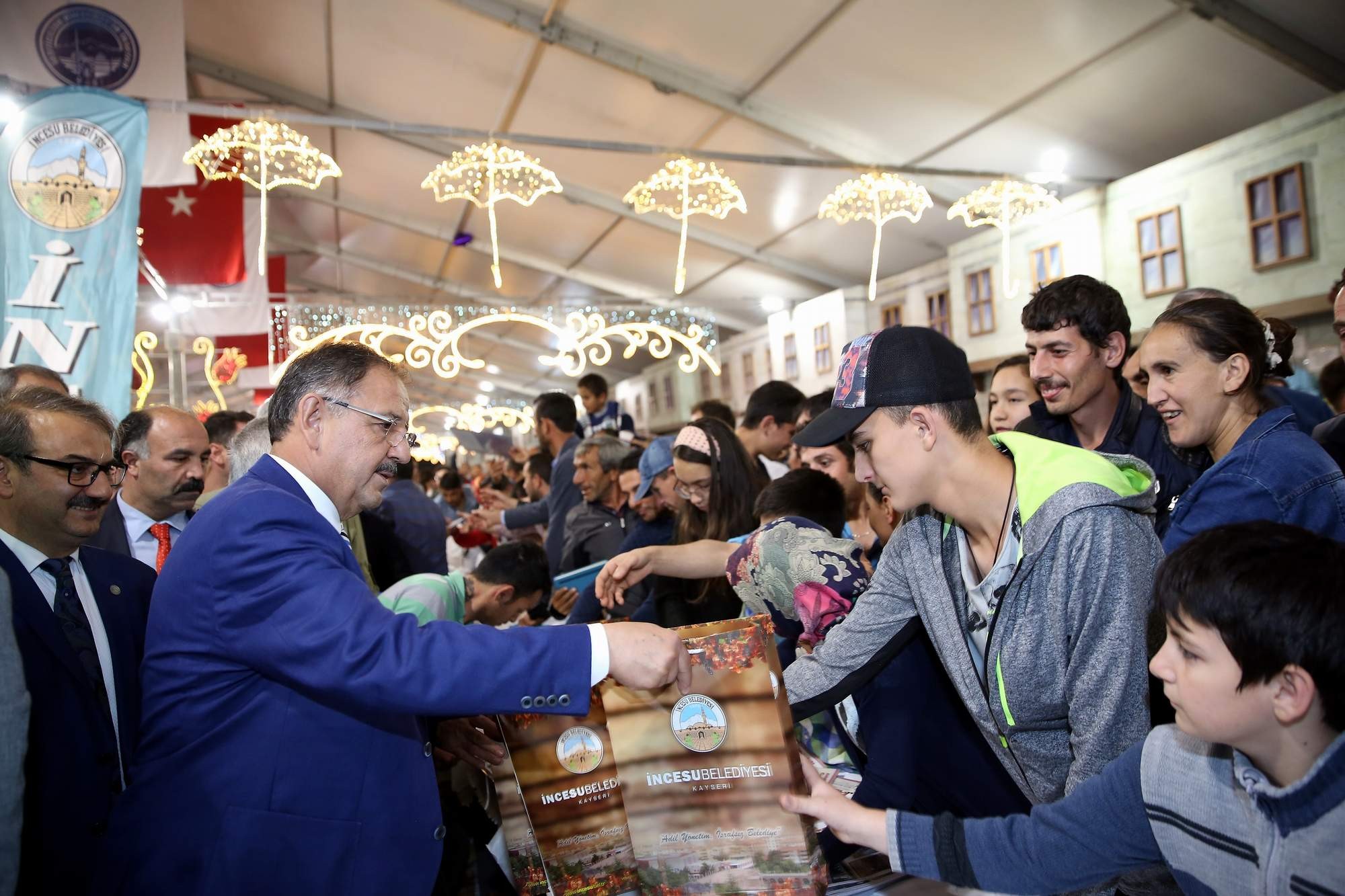 Bakan Özhaseki, Vali Kamçı ve Başkan Çelik Ramazan Sokağı’nı ziyaret etti