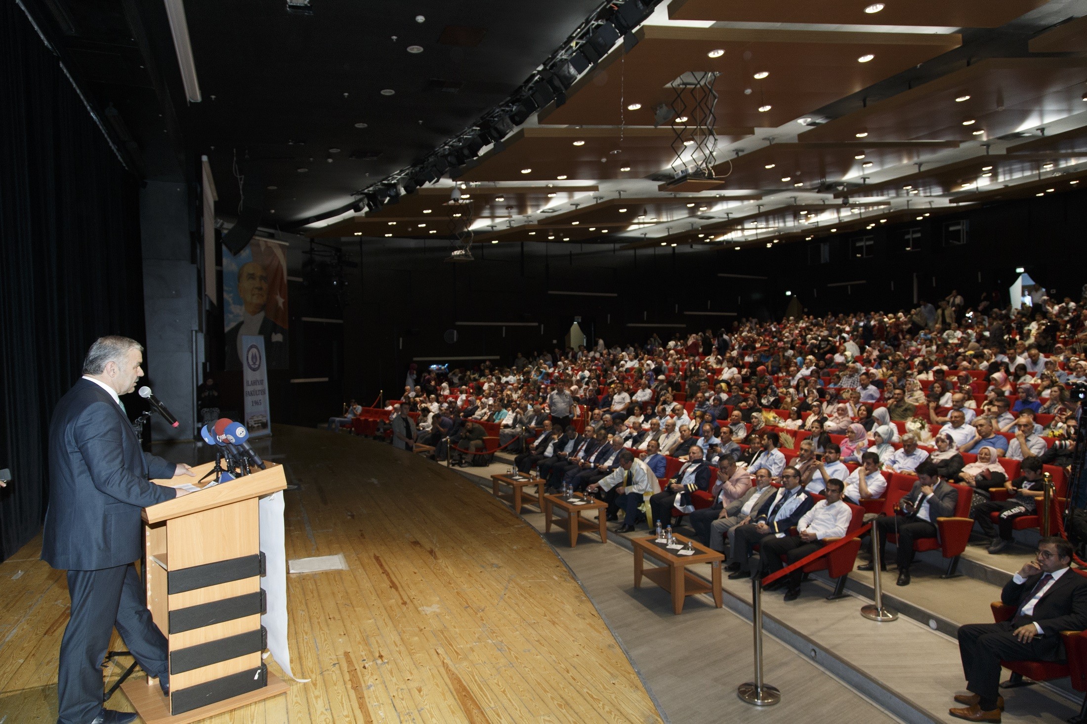 Başkan Çelikten gençlere: “Hayatı okumalısınız”