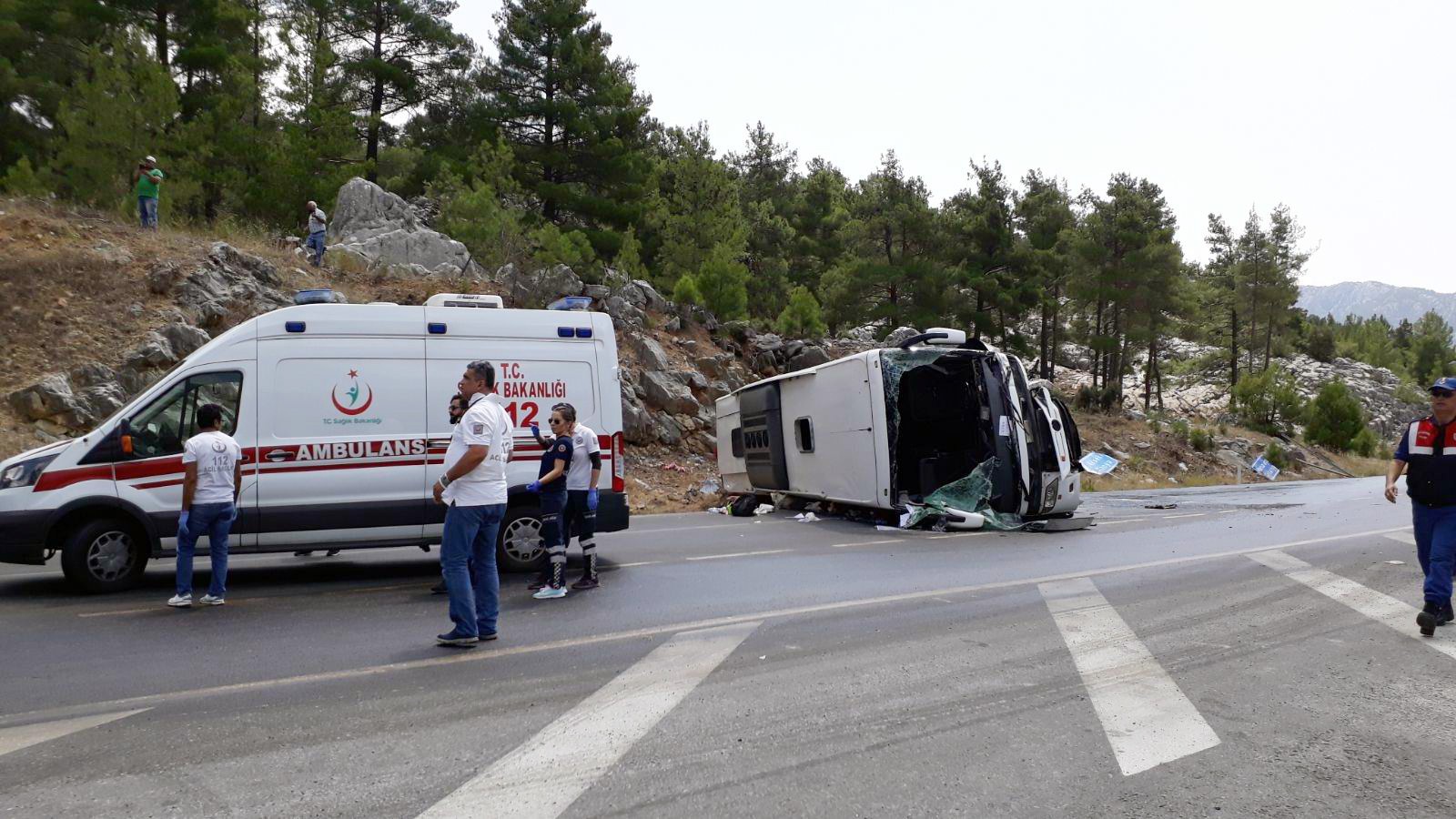 Çinli turistleri taşıyan tur otobüsü otomobil ile çarpıştı: 2 ölü, 31’i Çinli 33 yaralı