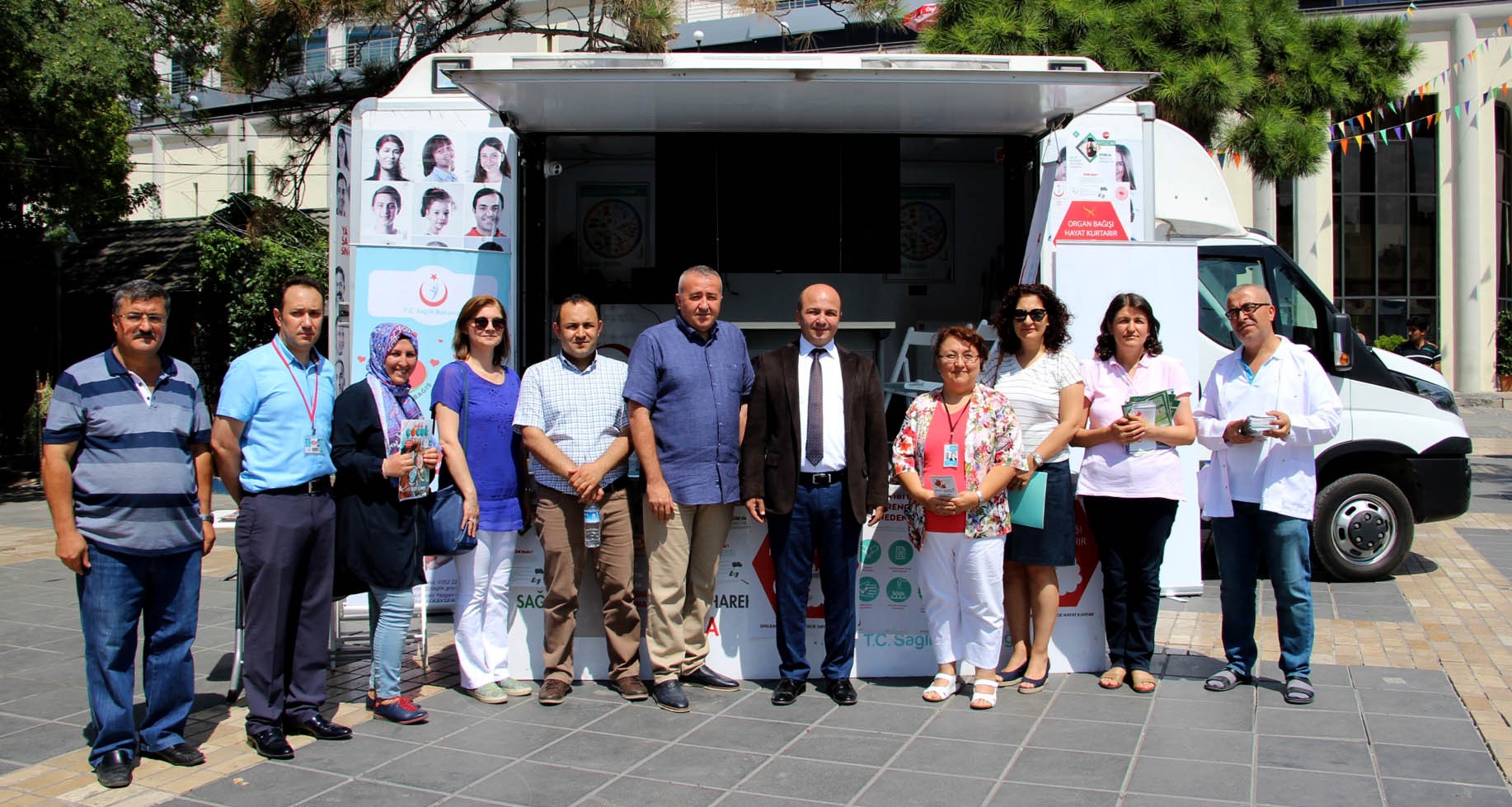 İl Sağlık Müdürlüğü Sağlıklı Yaşam AracıBilgilendirme ve Denetim İçin Cumhuriyet Meydanındaydı