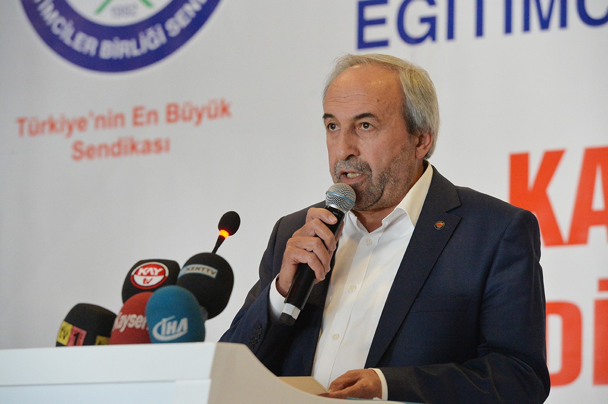 Kalkan: “Milli Eğitim Bakanı eğitimcilerin gönlüne dokunuyor”