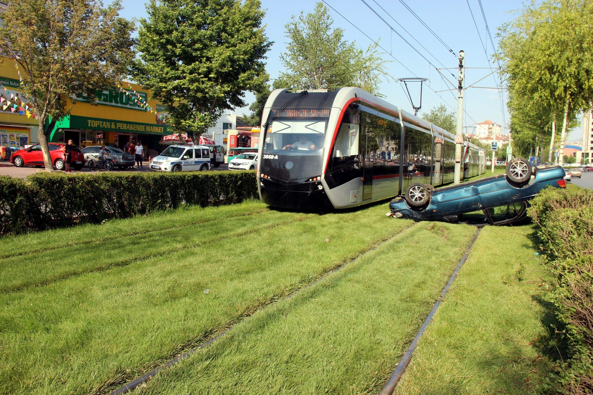 Takla atan otomobil tramvay yoluna girdi