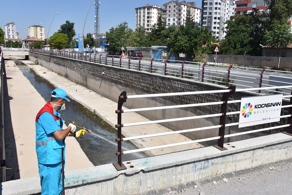 Kocasinan’da kanallar temizlenip, ilaçlanıyor