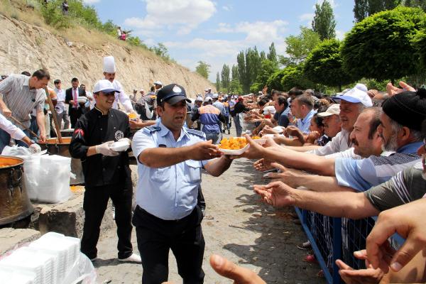 ‘Evliyaları Anma Haftası’nda etli pilav izdihamı