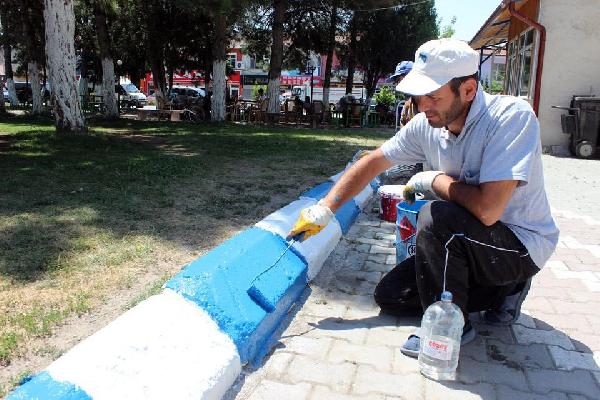 Tomarza’da kaldırım taşları ilçenin futbol kulübünün renklerine boyandı