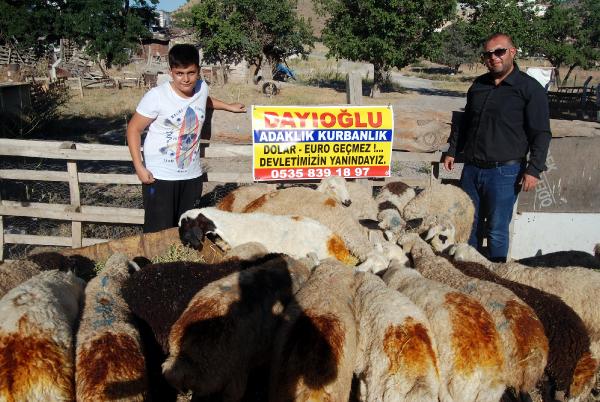 Kayserili besiciden ‘Dolar, Euro geçmez’ pankartı