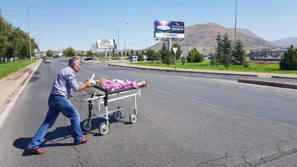 Sedyeyle cadde taşınan kadın, hastanede öldü