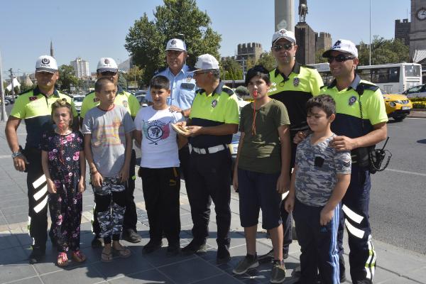 Her arabaya bir trafik polisi