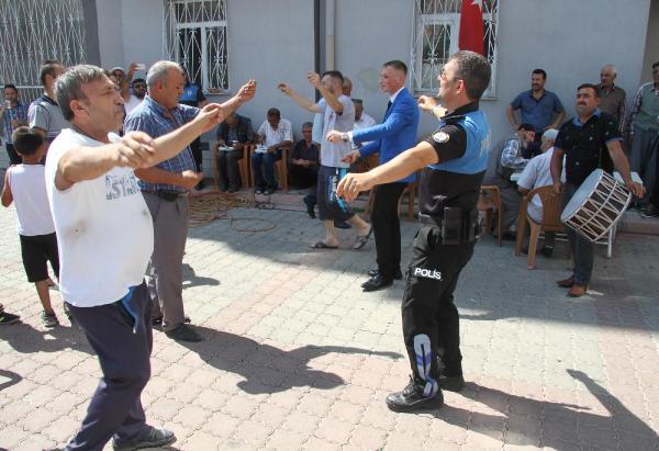 Polisler, düğünde önce silah atılmaması konusunda uyardı, ardından oynadı