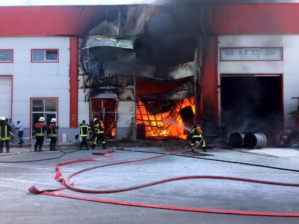 Sünger deposu yangında kül oldu