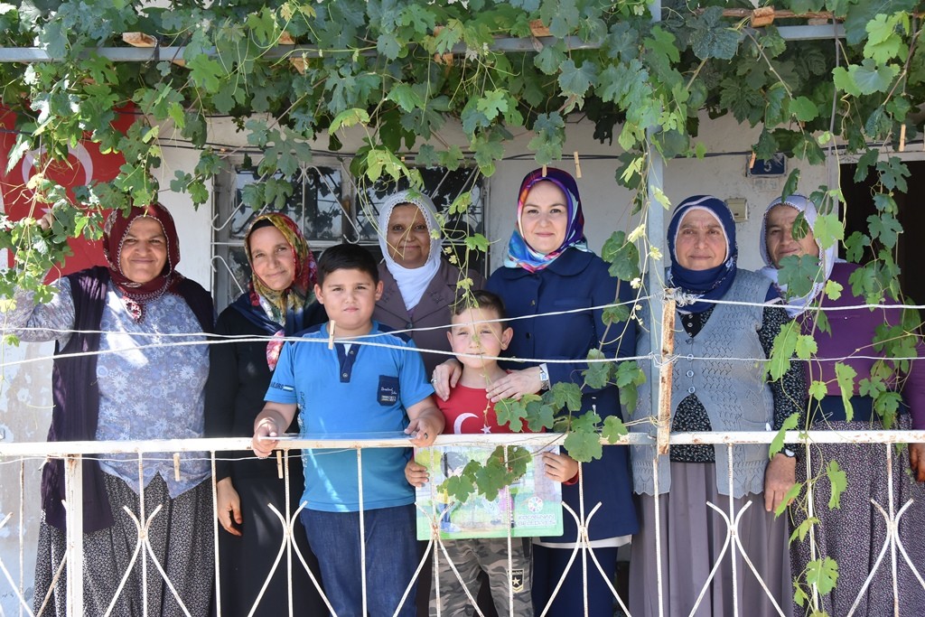 Bayan Çolakbayrakdar ilçedeki yaşlıları ziyaret ediyor