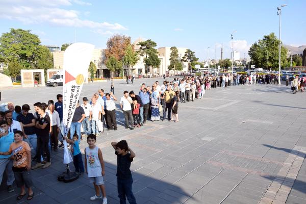 Kayseri’de, Kahramanmaraş dondurması kuyruğu