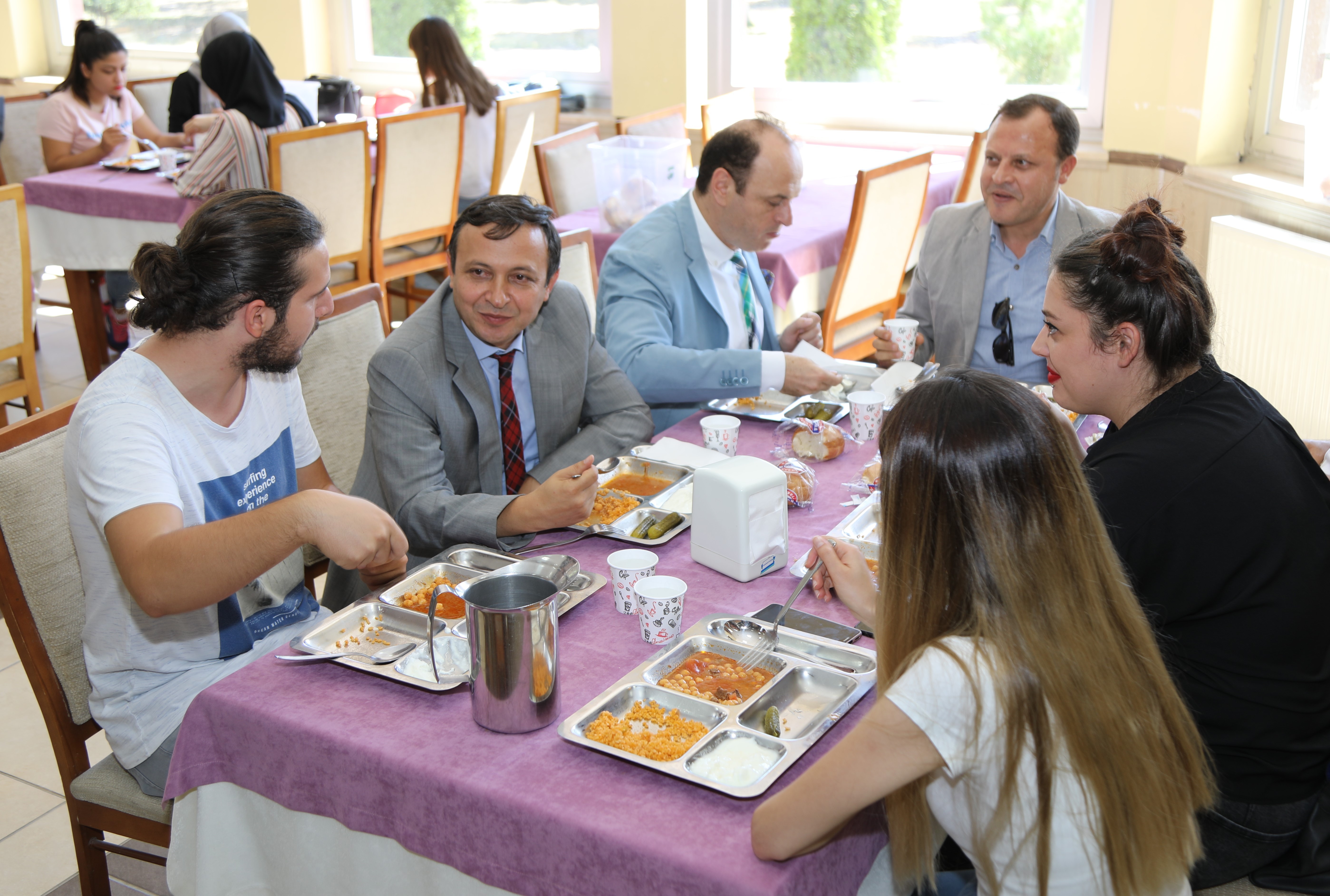 ERÜ Rektörü Çalış, Rektör Olarak Yemekhanedeki İlk Yemeğini Öğrencilerle Birlikte Yedi