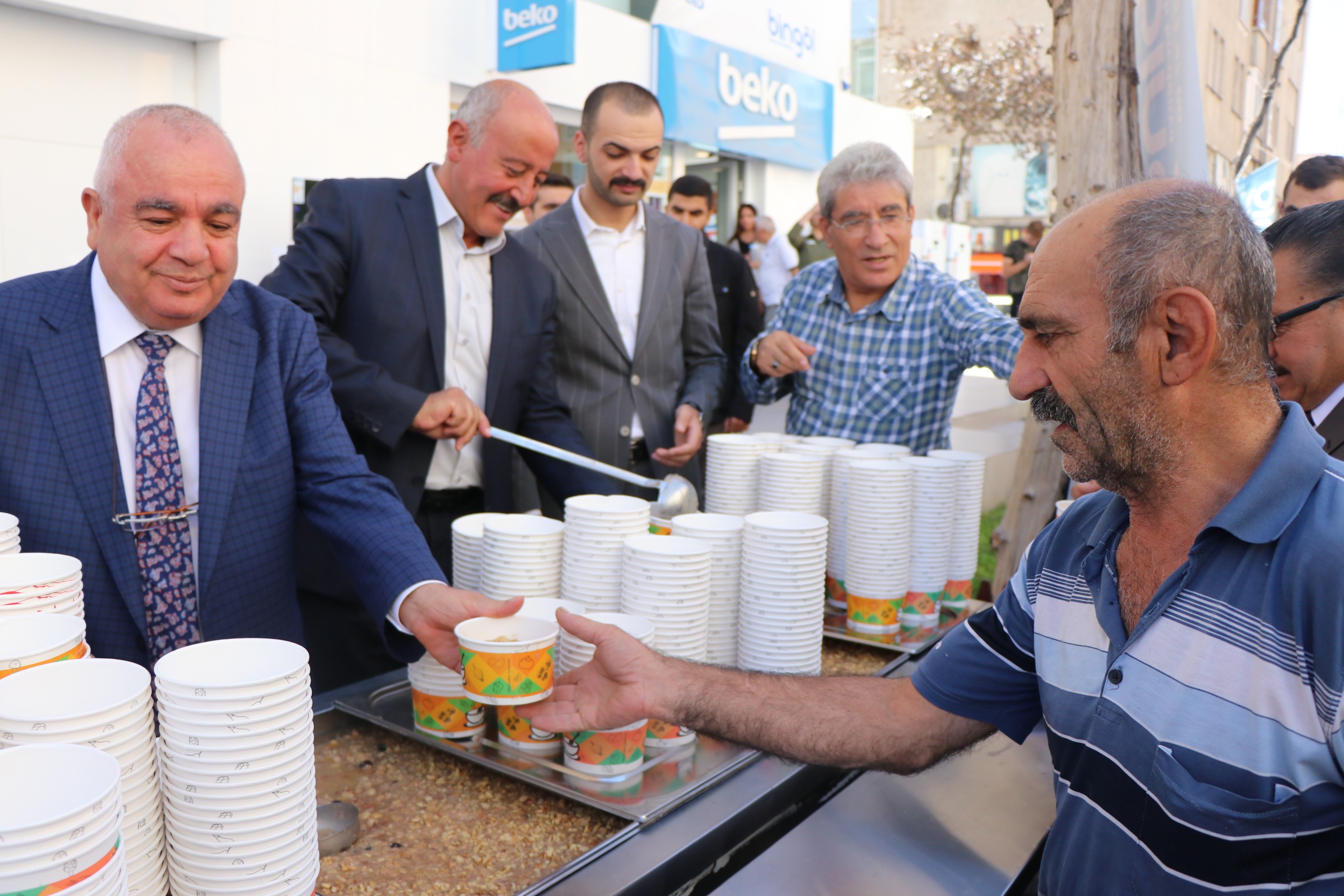 Bingöl Ticaret’ten bin 500 kişilik aşure ikramı