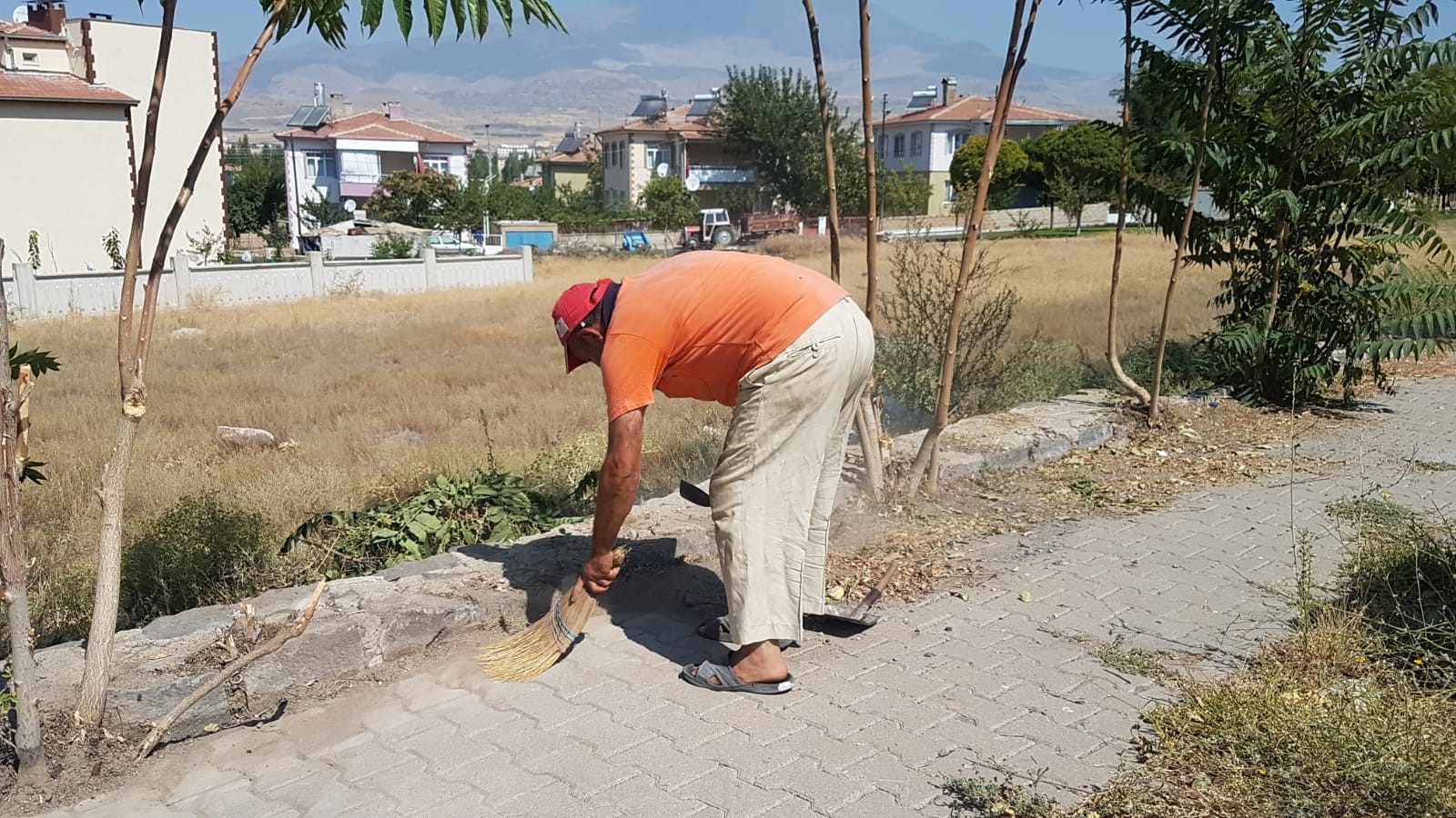 Çevre dostu vatandaş kaldırımları temizliyor