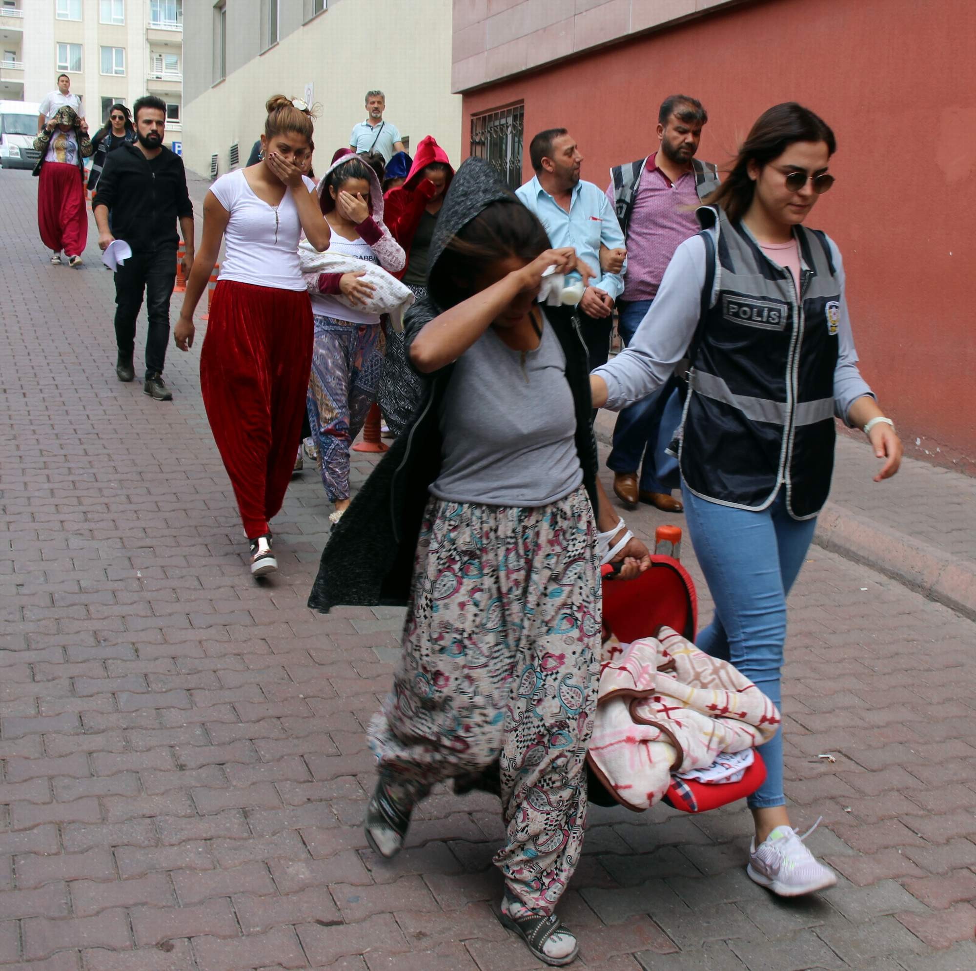 Hırsızlık şüphelisi kadın sağlık kontrolüne kundaktaki bebeğiyle geldi