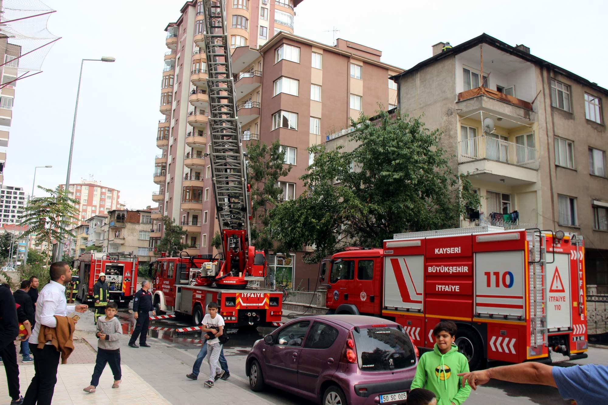 Çatı yangını itfaiye tarafından söndürüldü