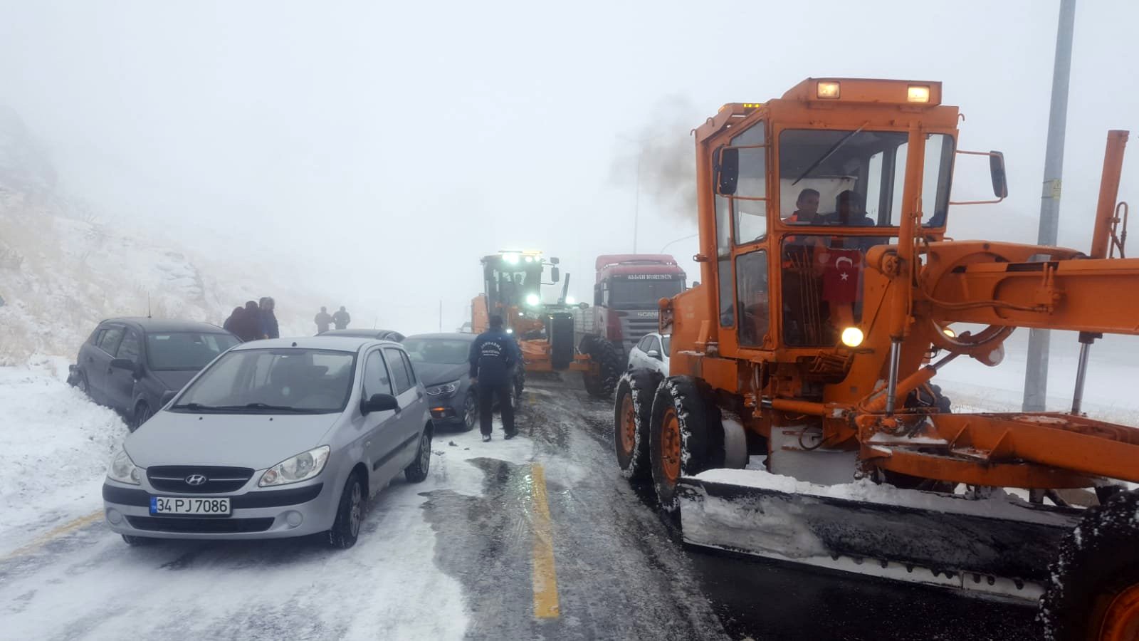 Erciyes’e kar yağdı, 15 araç zincirleme kazaya karıştı