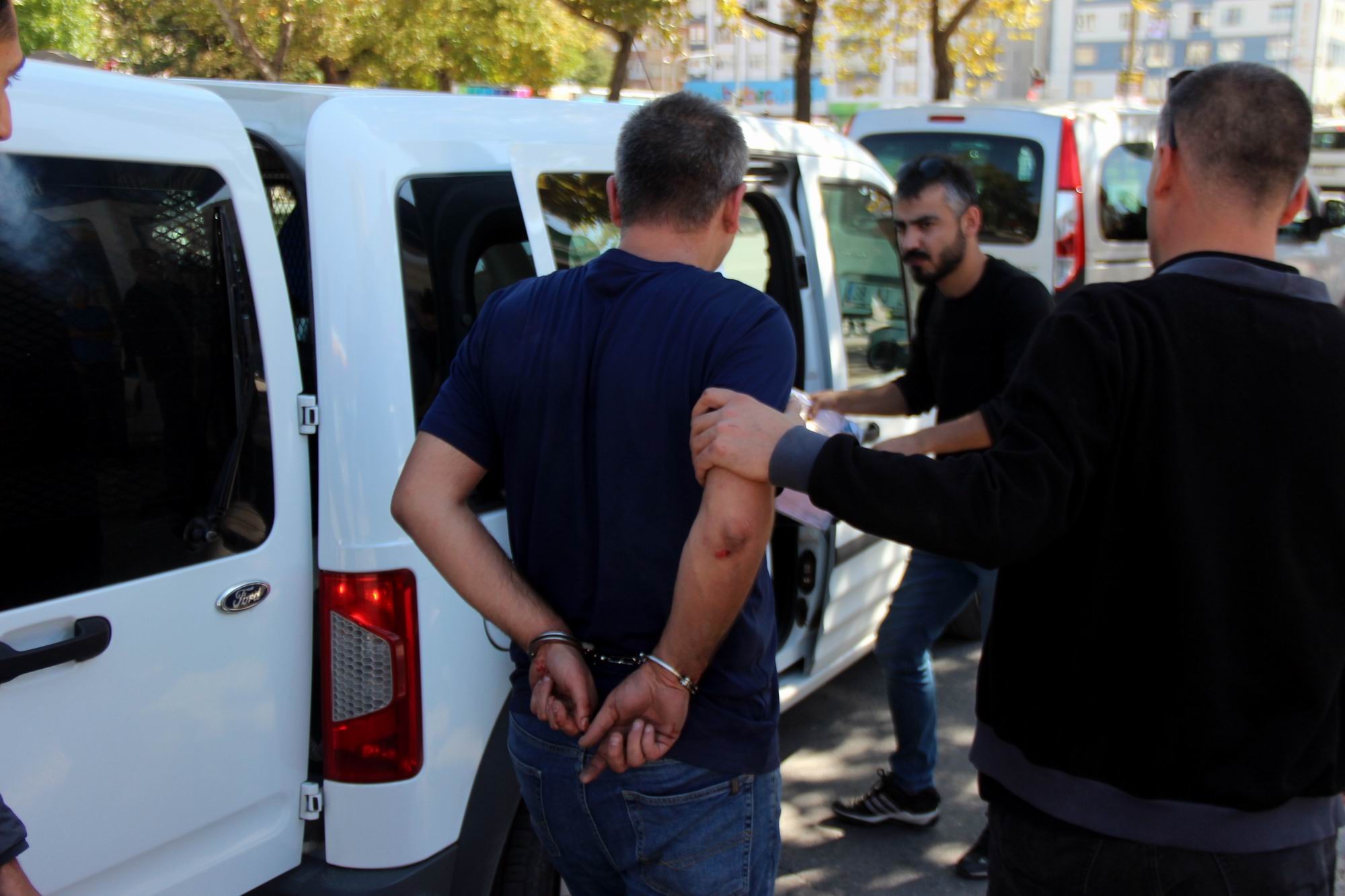 Polis tarafından aranan zanlılar kaza yapınca yakalandı