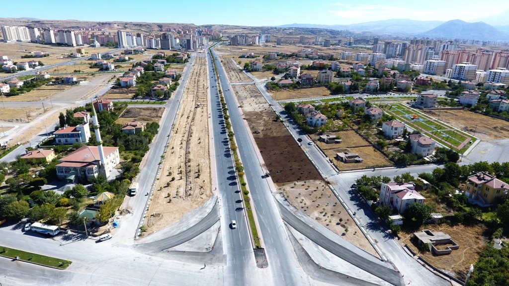 Melikgazi’de Sonbahar Ağaçlandırma ve Çimlendirme Çalışmaları