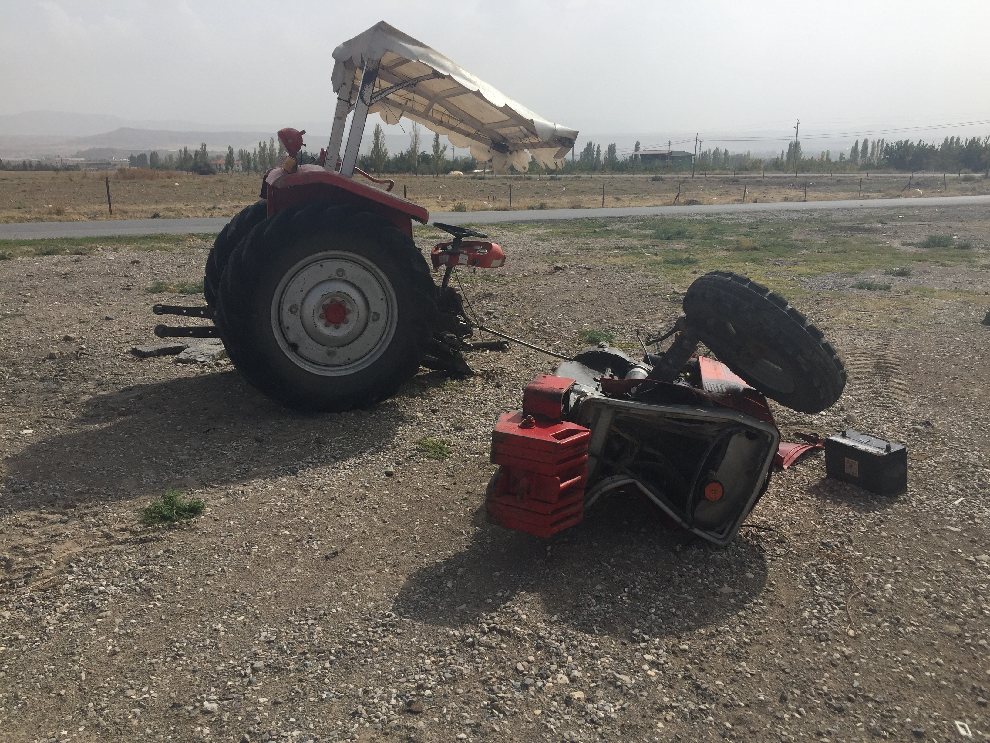 Traktörün ikiye bölündüğü kazada sürücü ağır yaralandı