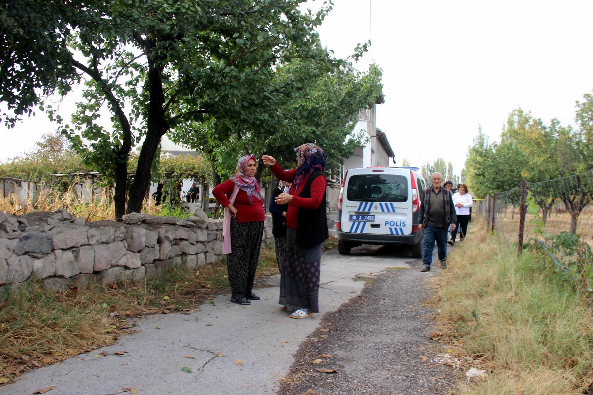 Uzaklaştırma kararı bulunan eşi tarafından öldürüldü