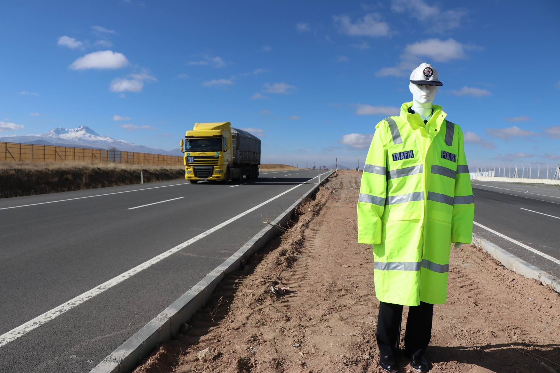 Trafikte ‘Mankenli’ önlem