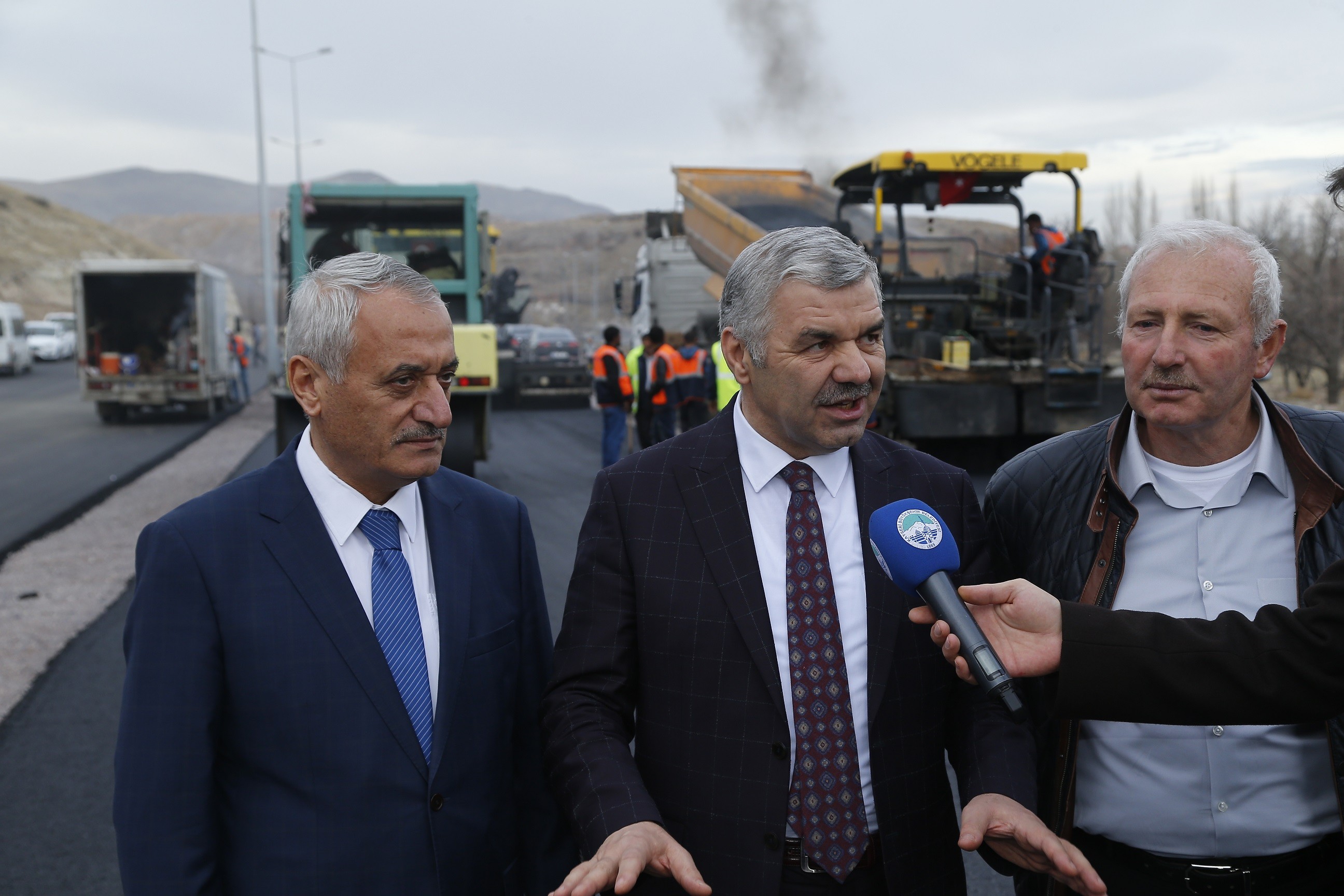 Başkan Çelik, şehir merkezi ve ilçelerde hız kesmeyen asfalt çalışmalarını yerinde takip etmeye devam ediyor