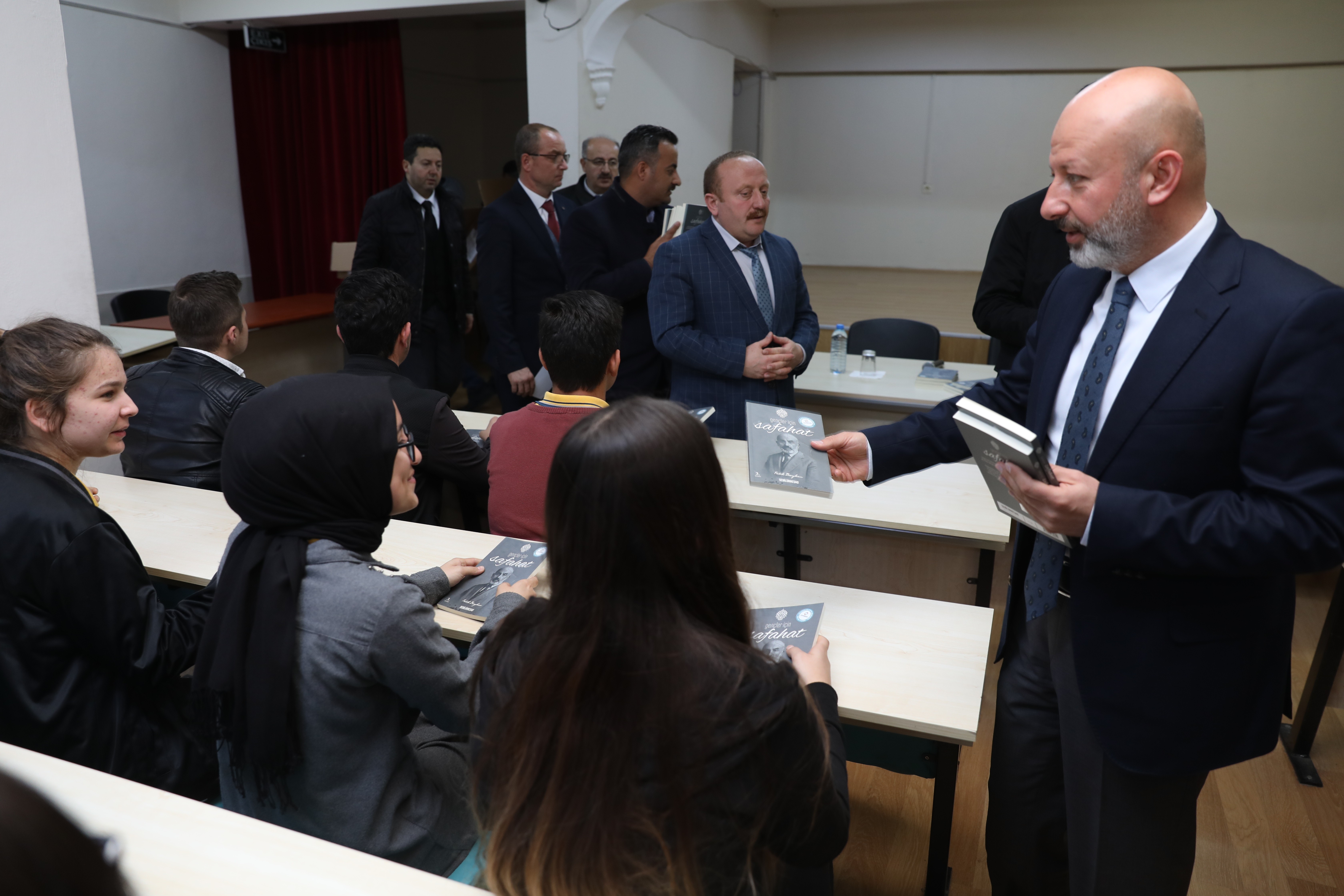 Başkan Çolakbayrakdar, öğrencilere ‘Safahat’ hediye etti