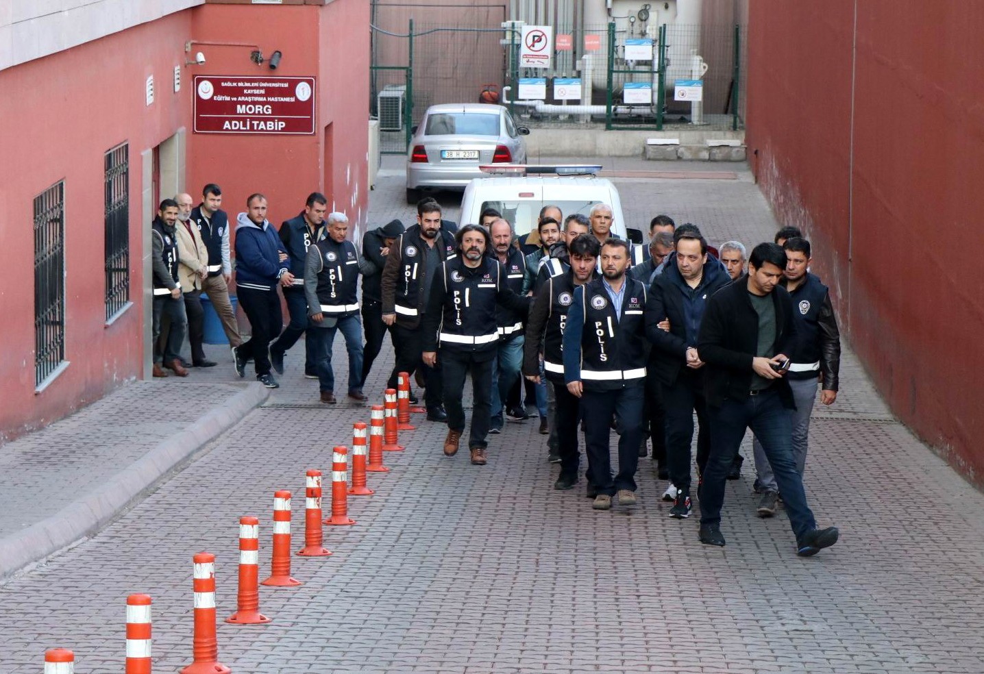 Postacı ve vergi dairesi çalışanı gibi davranıp senet imzalatan 8 kişi tutuklandı